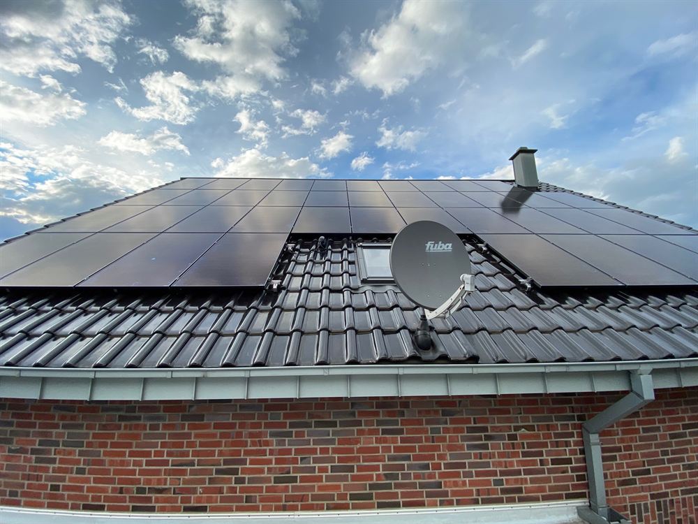 PV-Anlage mit schwarzen Modulen auf einem Ziegeldach